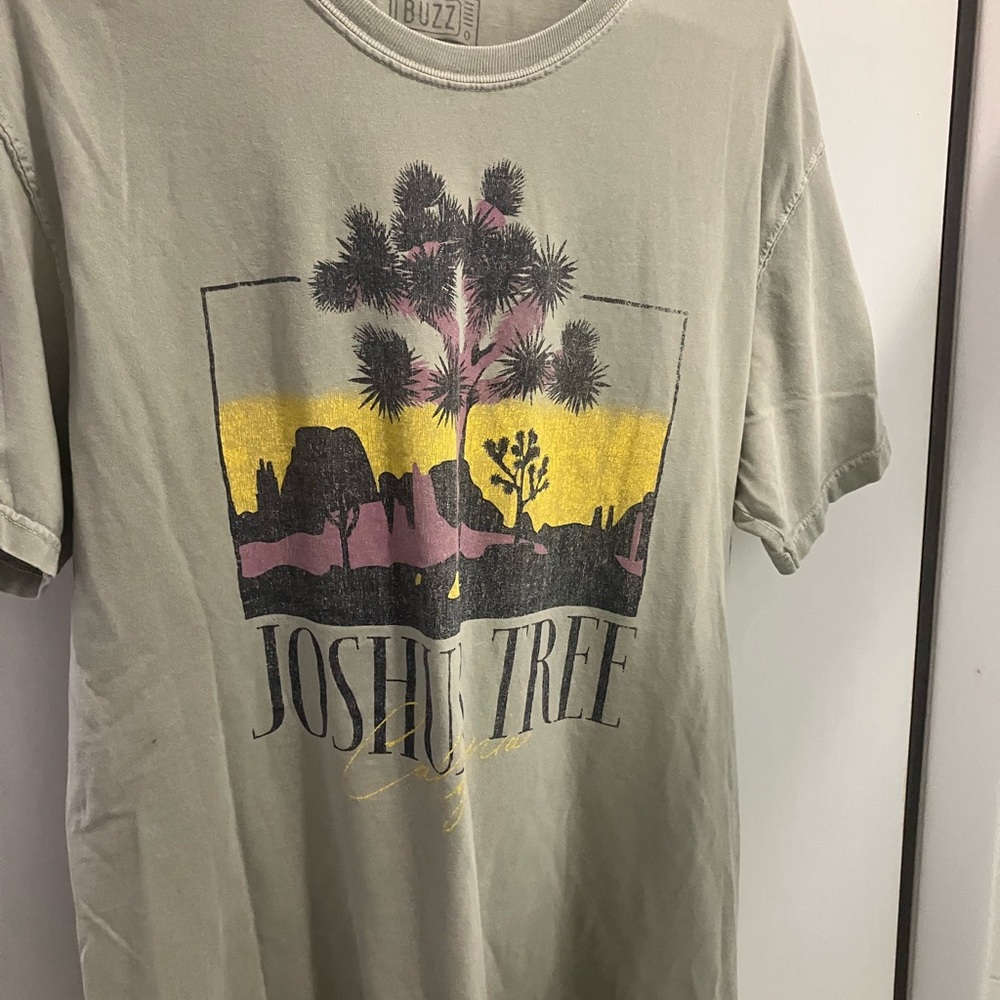 BUZZ brand joshua tree California travel graphic print design shirt size medium